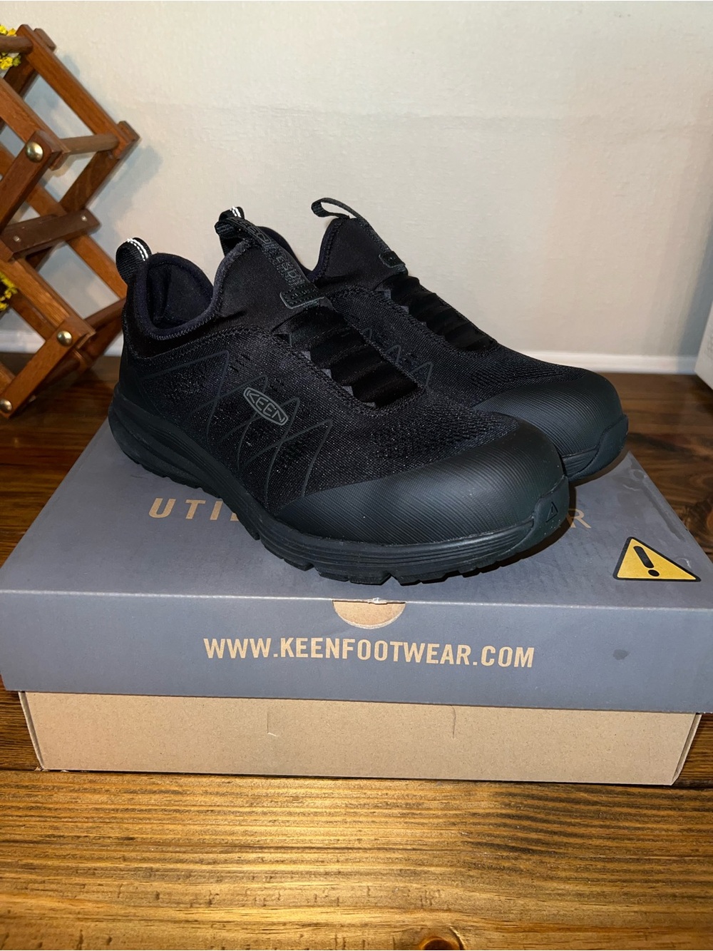 10.5EE Keen Men’s Black Slip-On Athletic Work Sneakers (CompToe)